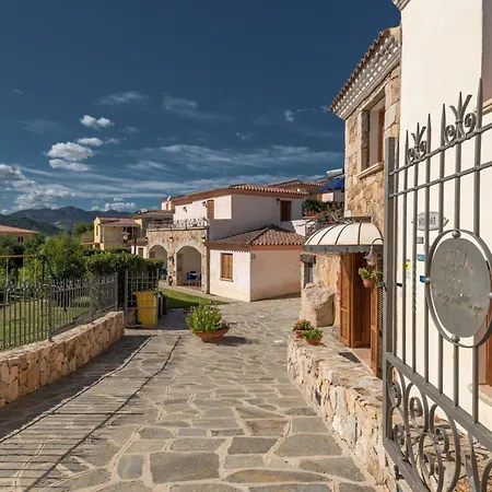 Apartment Crystal Pool Village In Tanaunella