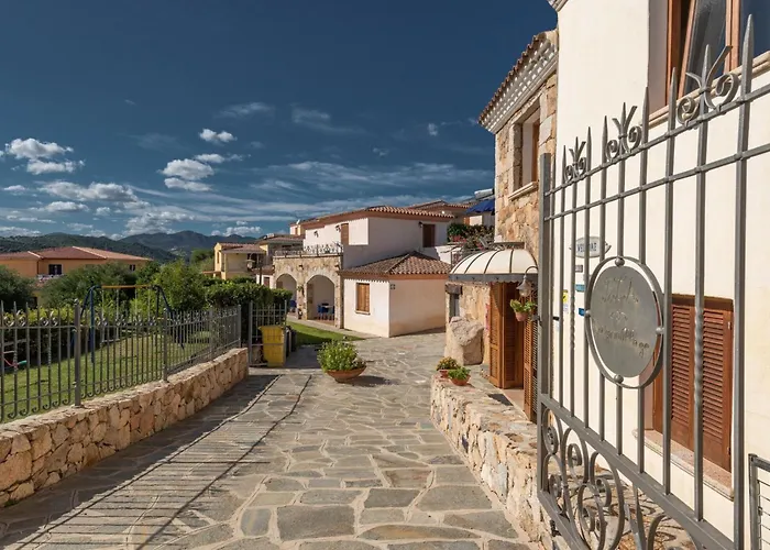 Apartment Crystal Pool Village In Tanaunella